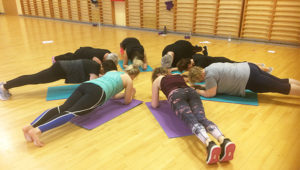 8 kvinder i træningstøj dyrker motion under en Bootcamp med Berit Gammelby